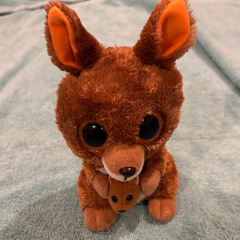 Hop this way and let Kipper the kangaroo jump into your beanie boo collection.